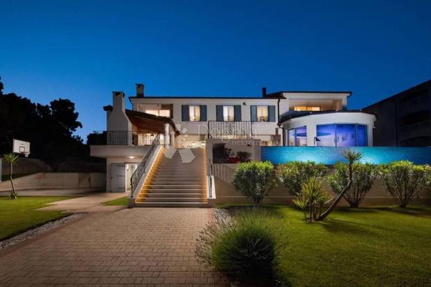 FOTO Ova luksuzna vila kod Šibenika ima čak dva bazena, a prodaje se za 5 milijuna eura