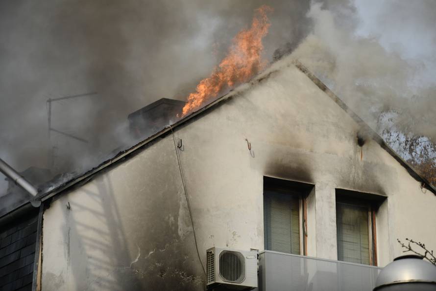 Zagreb: Vatrogasci gase požar na obiteljskoj kući u Maksimiru