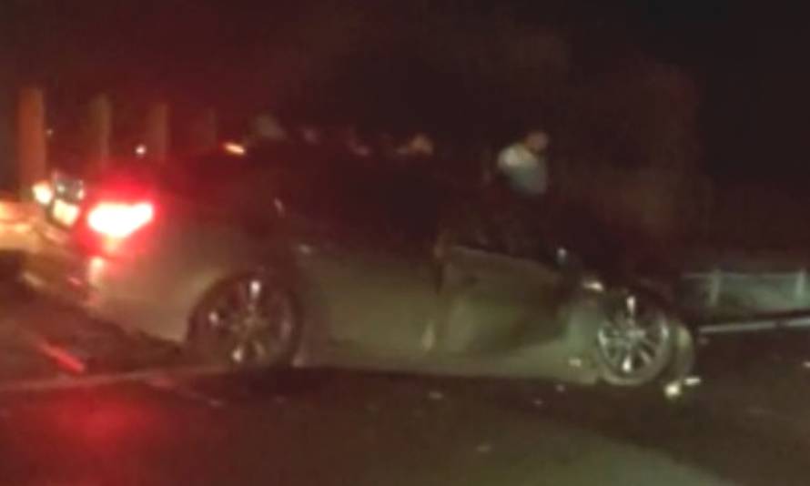 Stravičan prizor: Kamion je na boku, auto je potpuno smrskan