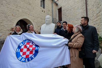 FOTO Otkriven spomenik Vinku Coci u njegovom rodnom Trogiru