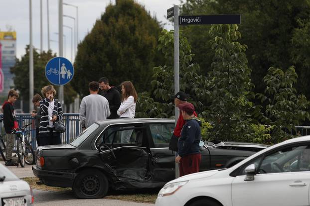Zagreb: Sudar dvaju osobnih automobila na križanju Zagrebačke avenije i Hrgovića