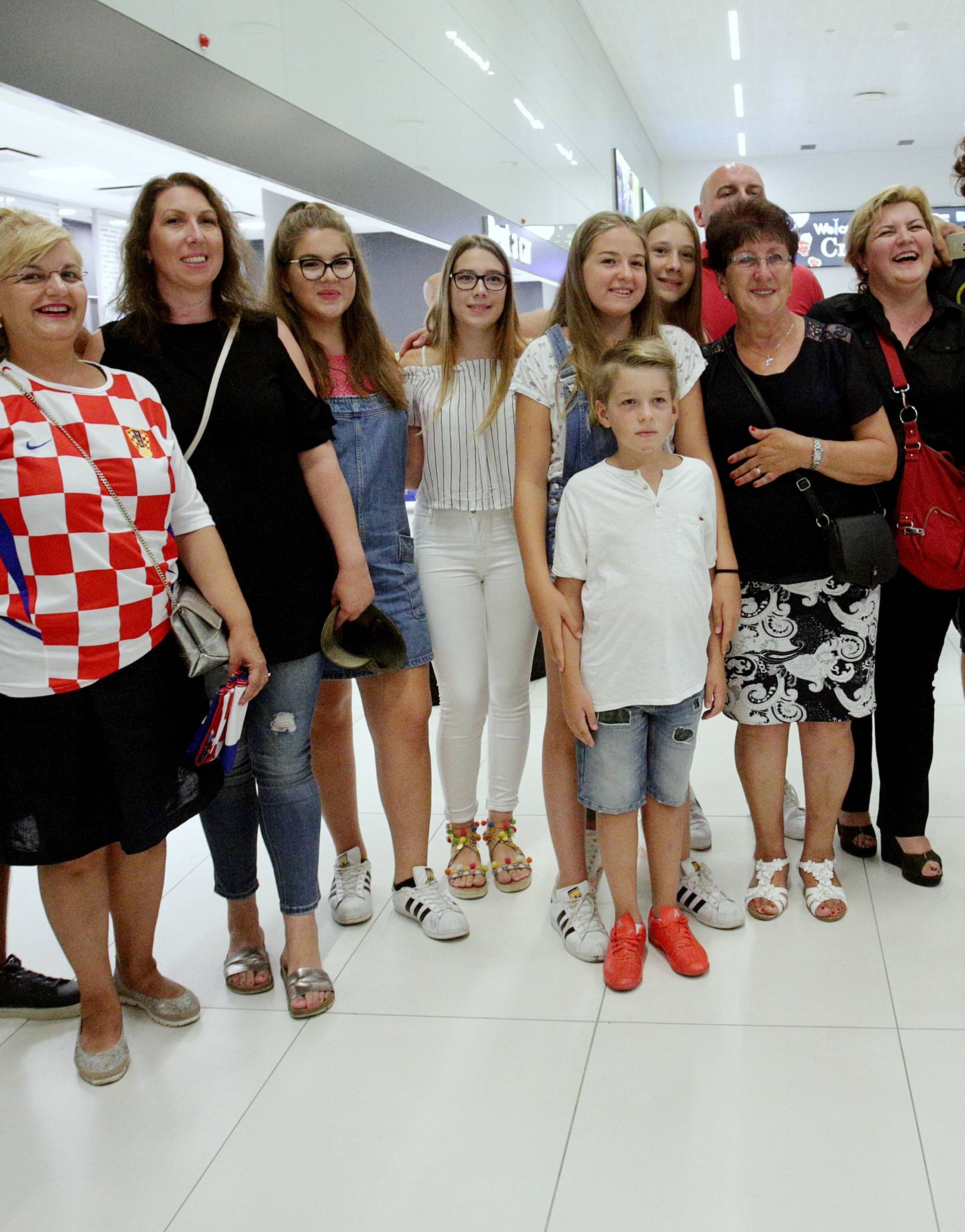 Zlatni blizanci i blizanke stigle u Zagreb, dočekali ih navijači
