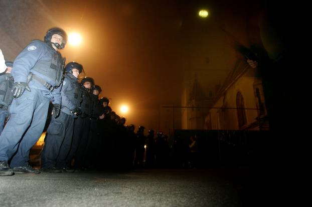 ARHIVA - Zagreb: Prosvjedi diljem zemlje zbog uhićenja Gotovine, razbijen i prozor na zgradi Vlade