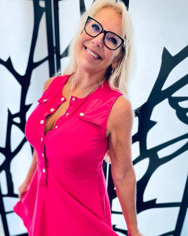 FOTO Policajka (61) dala otkaz i postala hit na internetu: Mnogi bi voljeli da ih 'privede'...