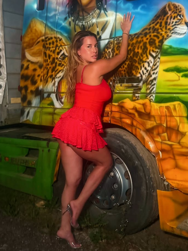 FOTO Nives diže Celzijuse! Mini haljinica skoro je otkrila previše