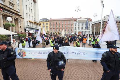 FOTO Muškarci mole za čednost i predbračnu čistoću. Dočekali ih transparenti: Oprez, mizoginija!