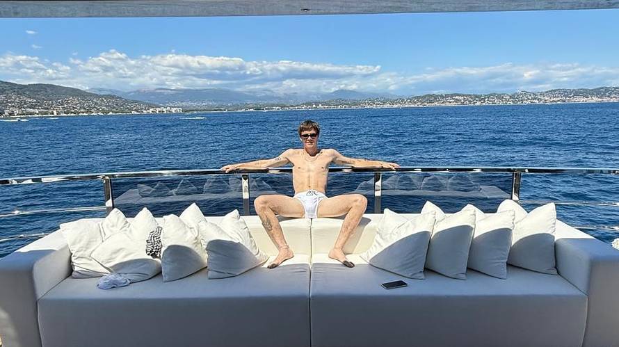 Cruz Beckham u gaćicama od 500 eura: ‘Posudio si tatine? Mobitel mi se pregrijao…’