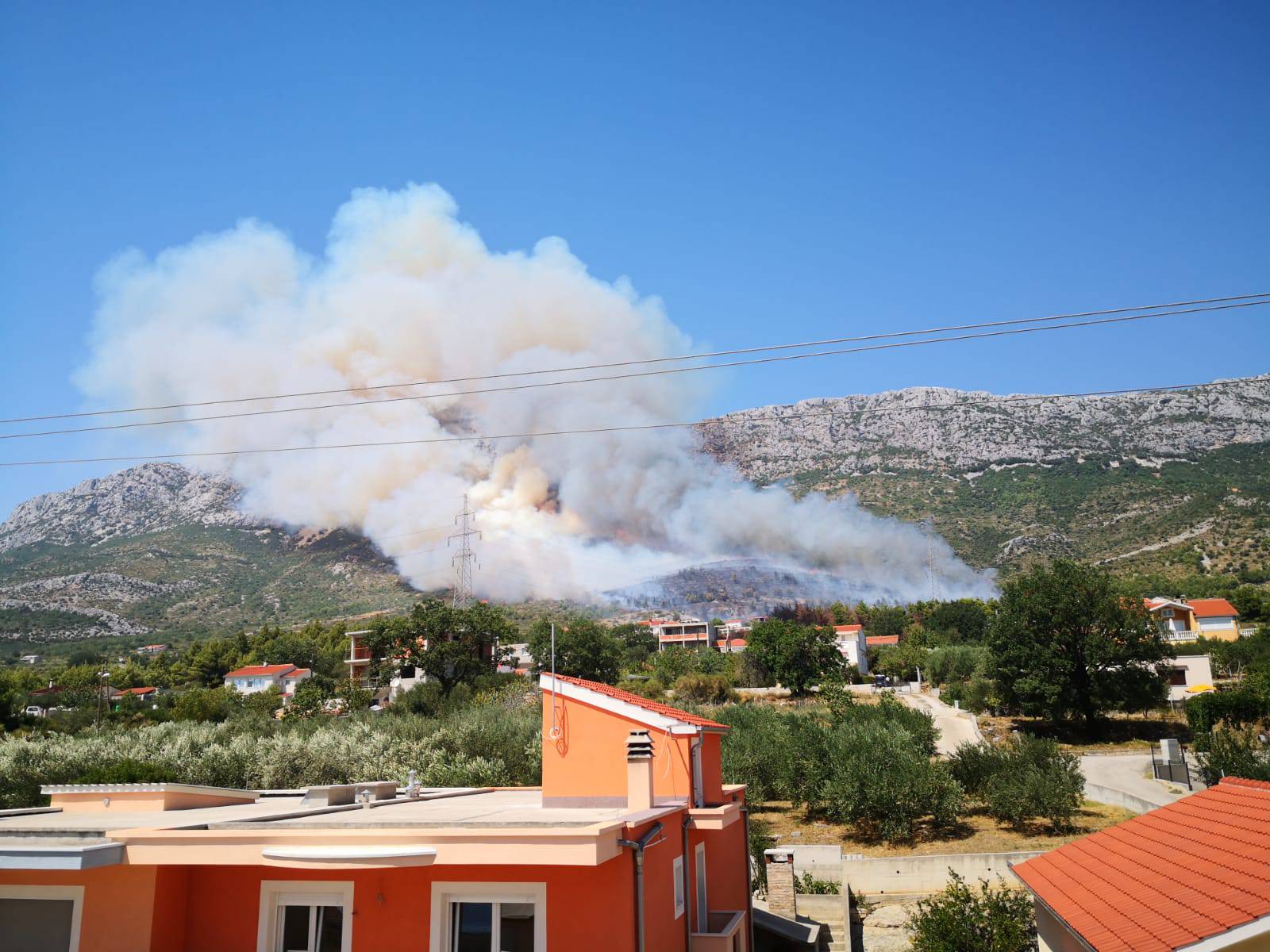 Četiri kanadera gase požar na Kozjaku: 'Gadno je, ovo ćemo gasiti sigurno dva dana...'