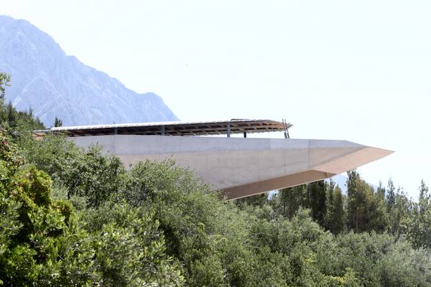 Neobična građevina u obliku velikog glisera gradi se u Baškoj Vodi