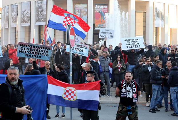 Zagreb: Okupljanje prosvjednika protiv COVID potvrda na Trgu žrtava fašizma
