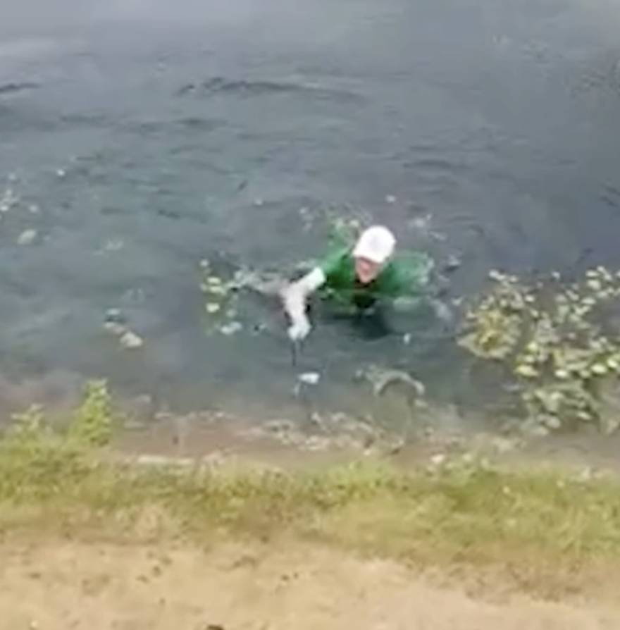 Ciljao je lopticu, a završio u vodi: Nesretni golfer partiju je završio mokar od glave do pete