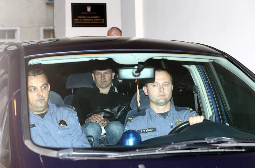 Dolački u uredu nije imao sef, nego željezni ormar s  bravom