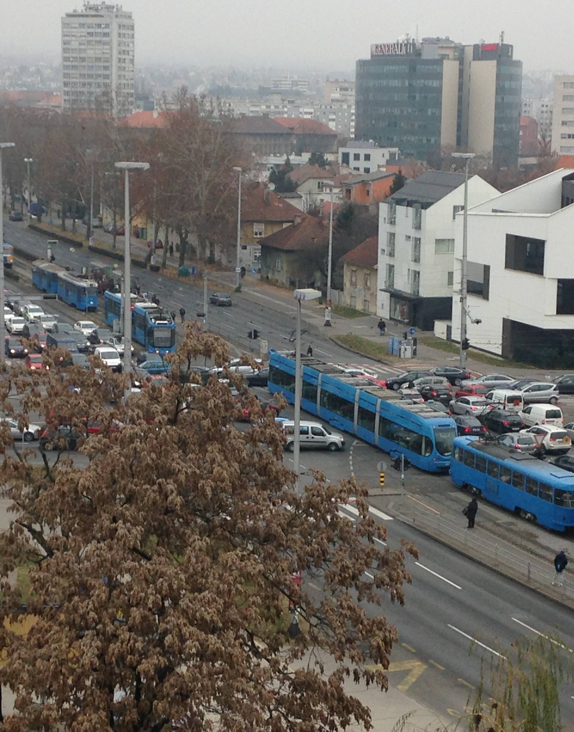 Zagreb je u prometnoj blokadi: Velike gužve, sudari, prijetnje...