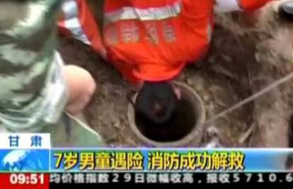 Kina: Spasili dječaka (7) iz uske kanalizacijske cijevi