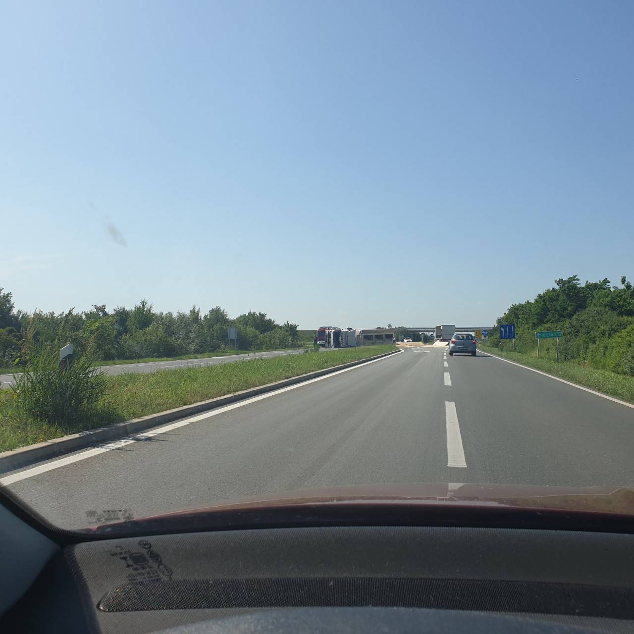 Kamion se prevrnuo na ulazu u Osijek: Jedan je lakše ozlijeđen
