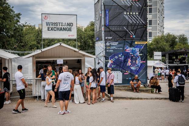Split : Pred ulazom na Ultra Europe festival stvaraju se gužve za preuzimanje narukvica