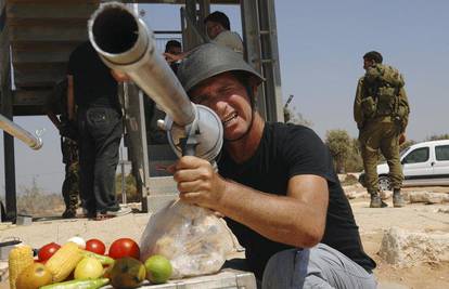 Izraelci gađaju Palestince jajima, rajčicama...
