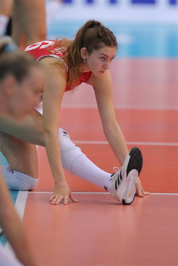 Zagrijavanje odbojkašica uoči početka susreta Hrvatske i Kosova u kvalifikacijama za odlazak na Europsko prvenstvo