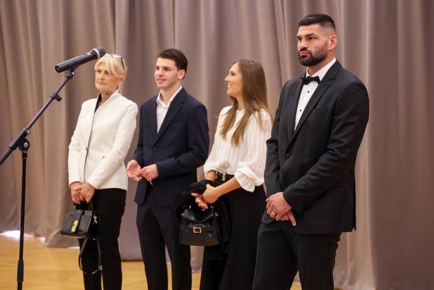 Zagreb: Predsjednik RH Zoran Milanović uručio odlikovanje Red kneza Trpimira s ogrlicom i Danicom Filipu Hrgoviću
