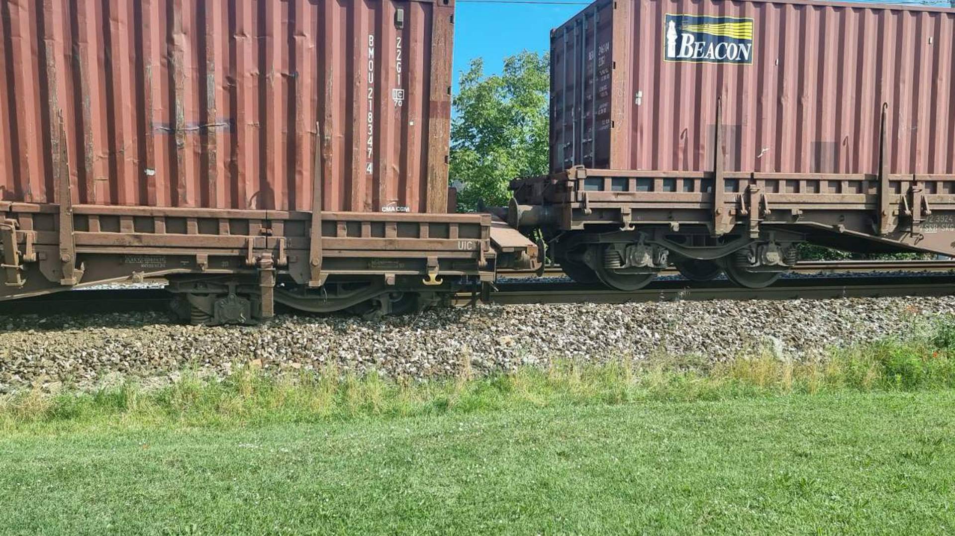 Teretni vlak iskočio iz tračnica