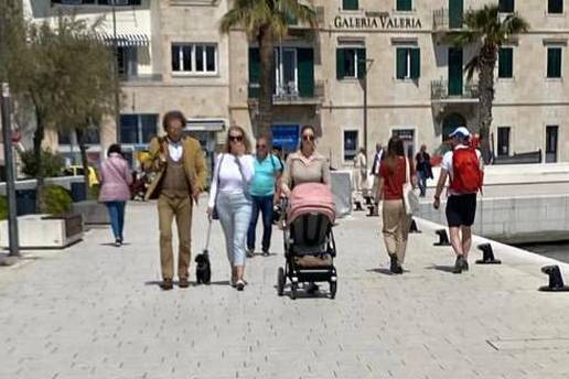 FOTO Obitelj Huljić sunčani dan iskoristila za šetnju: Djed, baka i mama uživali u društvu Albe