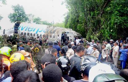Indonezija: Boeing skliznuo s piste te je sletio u rijeku