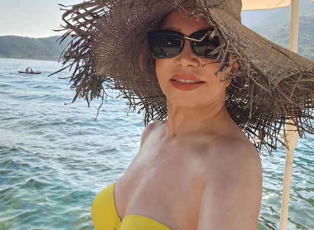 FOTO Neda Ukraden (74) bacila fanove u trans fotkom u bikiniju