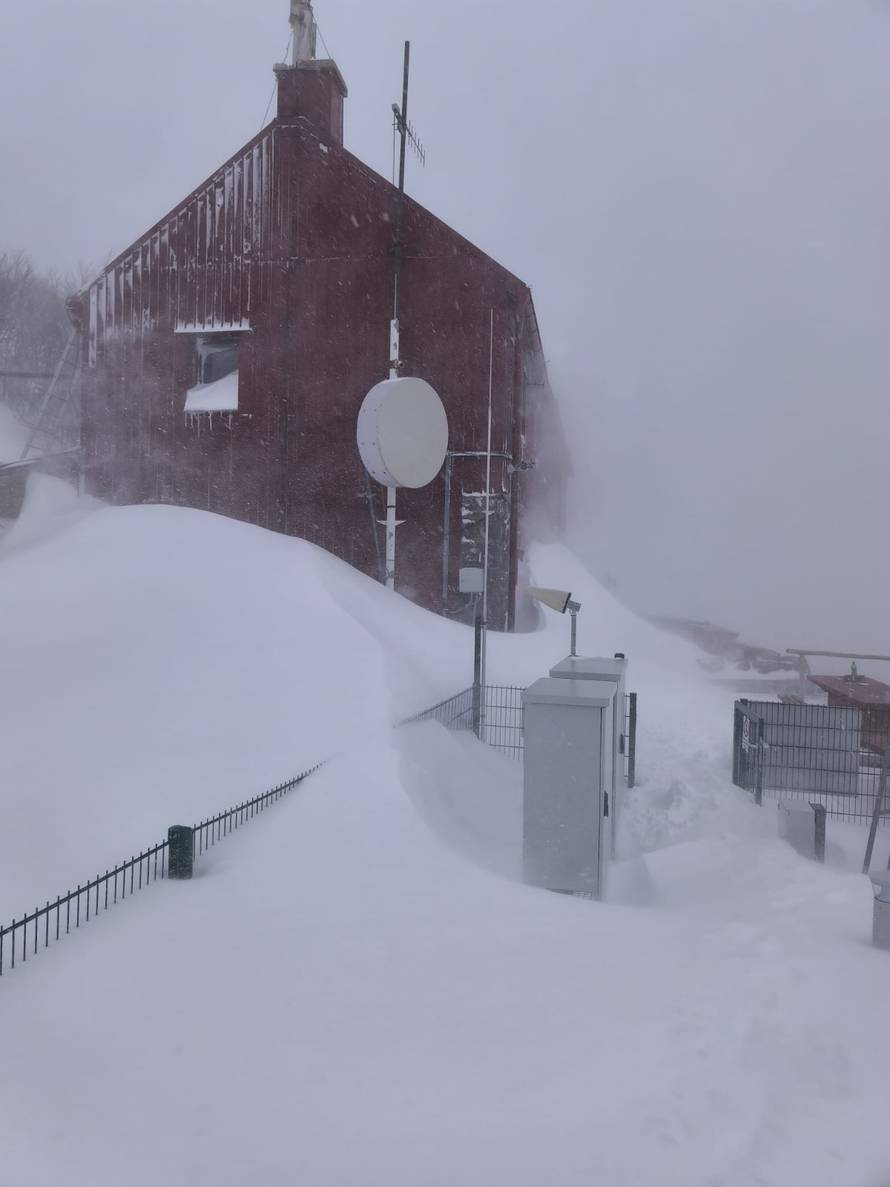 Gusti snijeg paralizirao Gorski kotar: 'Mećava je, probijamo se do Zagreba. Neumorno pada!'