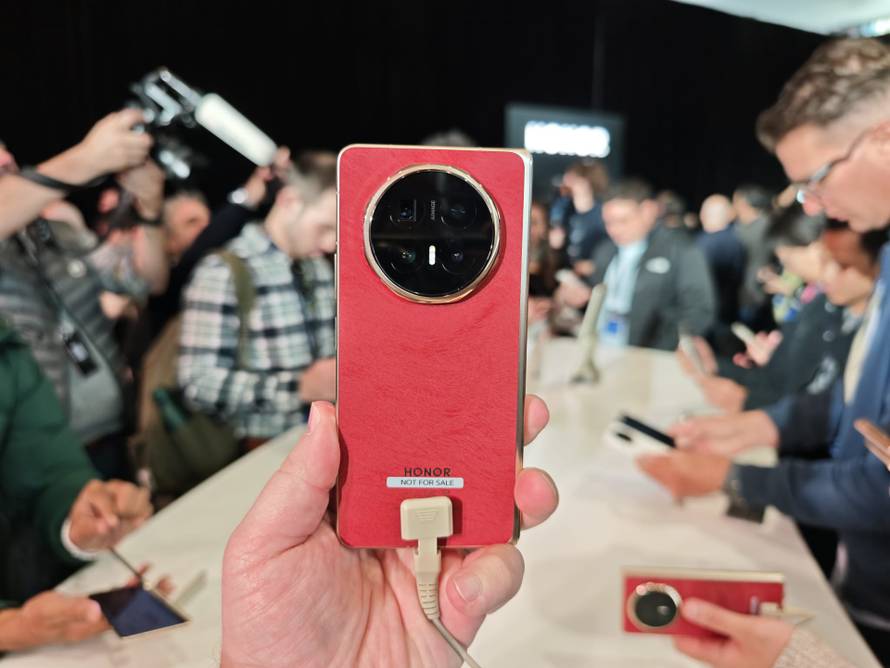 VIDEO Honorov robotski udar: Telefon s kamerom kao iz crtića i robot na dvije noge ukrali šou