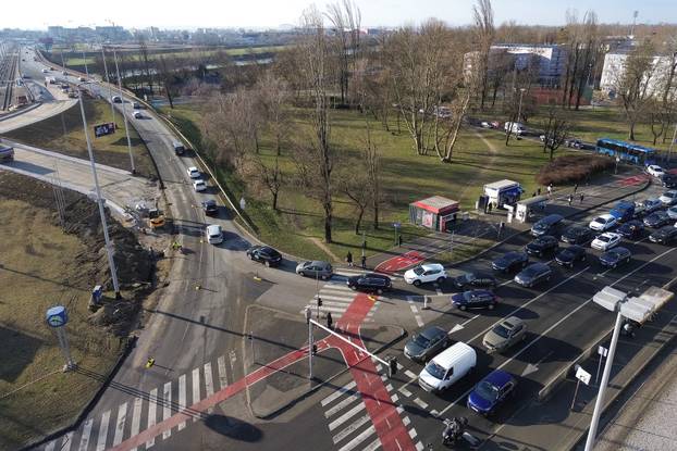 Zagreb: Pogled iz zraka na prometne gužve na prilaznim cestama Jadranskom mostu