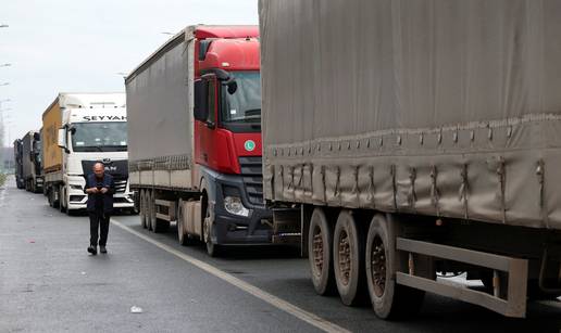 FOTO 75.000 kamiona stalo to&ccaron;no u podne: Po&ccaron;ela velika blokada granica prema EU