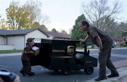 Obožava posao: Dječak dobio vlastiti mini kamion za dostavu