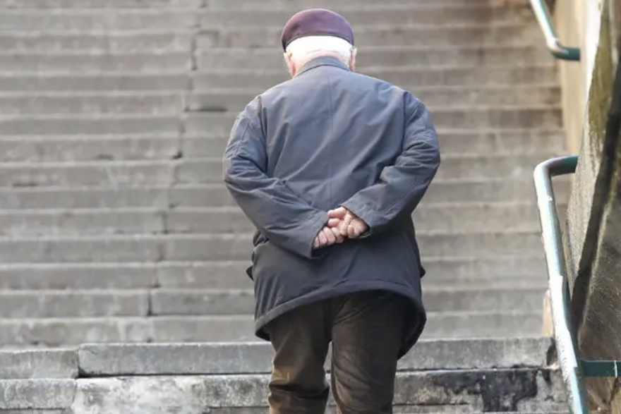 Istražili smo cijene domova za starije! Umirovljenici u očaju, negdje traže mjesečno i 2000 €