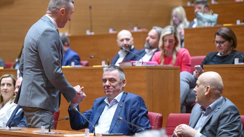 Oporba: 'Nismo energetski ni industrijski neovisna država'