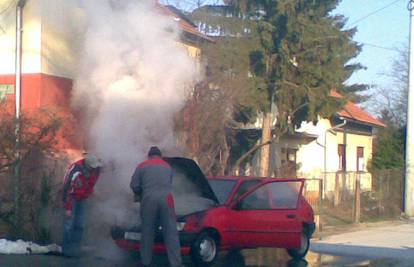 Gorući auto mu stao pred kućom pa ga sam ugasio