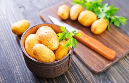Kako gulite kuhani krumpir? Ovako će kora samo skliznuti