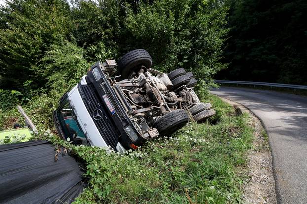 Jastrebarsko: Kamion probio ogradu kuće za odmor
