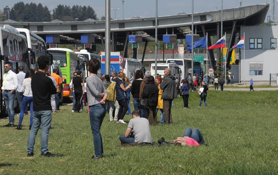Kaos na Bregani: Ljudi izlaze iz buseva i granicu prelaze pješke