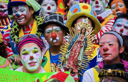 Glavni grad Meksika u znaku povorke šarenih klaunova