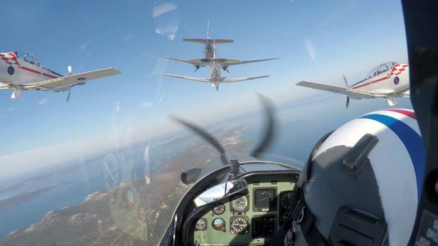 Krila Oluje 'susrela' se iznad Zadra s legendarnim avionom