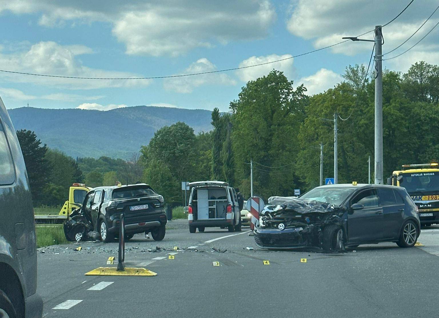 Dvoje ozlijeđenih u sudaru dva automobila u Zagrebu