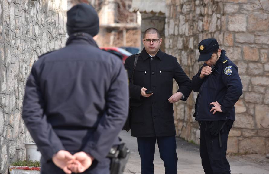 Drama u Tribunju: Mišina bivša i partner se zaključali u lokalu