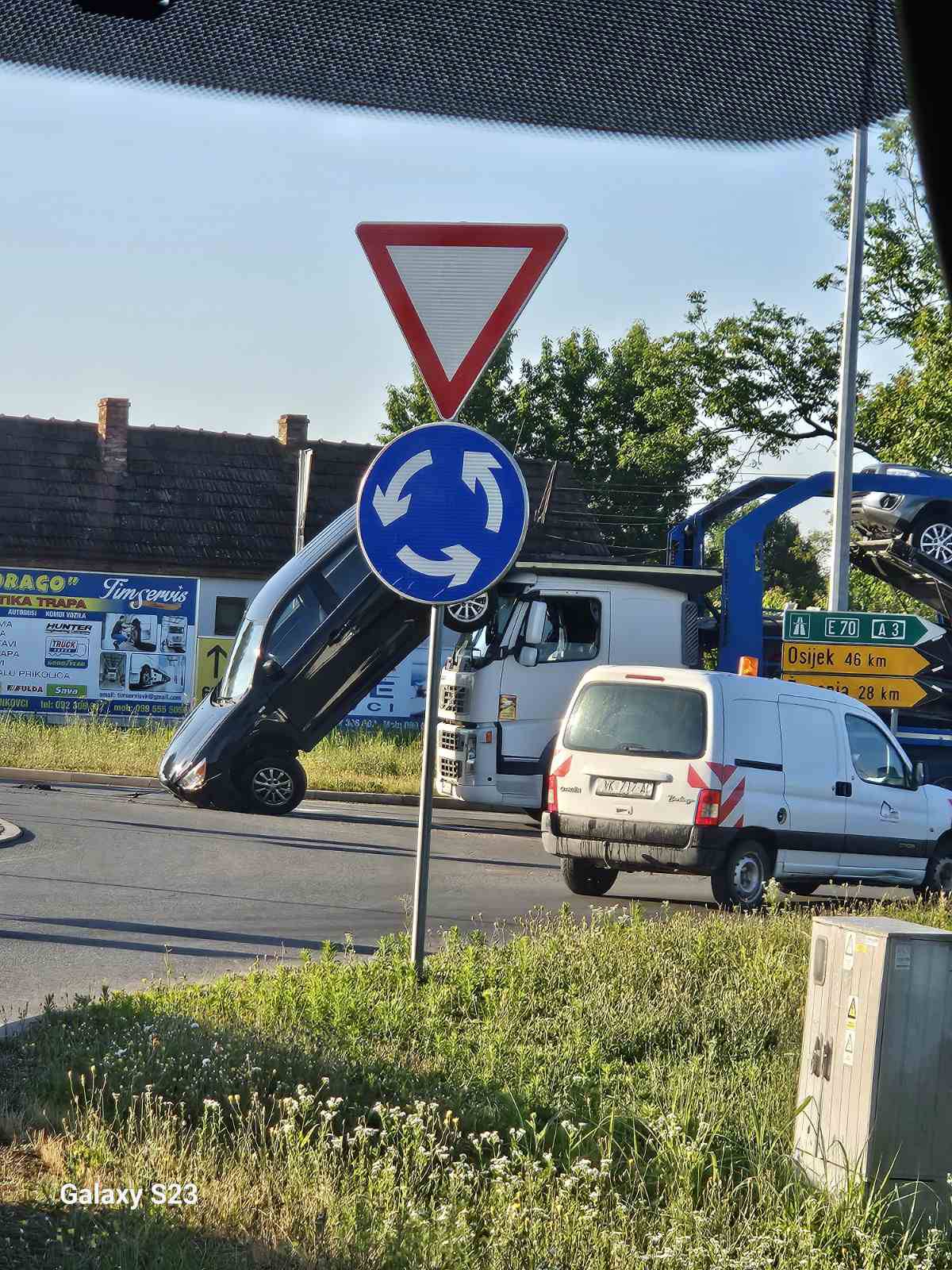 A je to kod Vinkovaca: Auto  kao da su vezali Pat i Mat iz crtića!