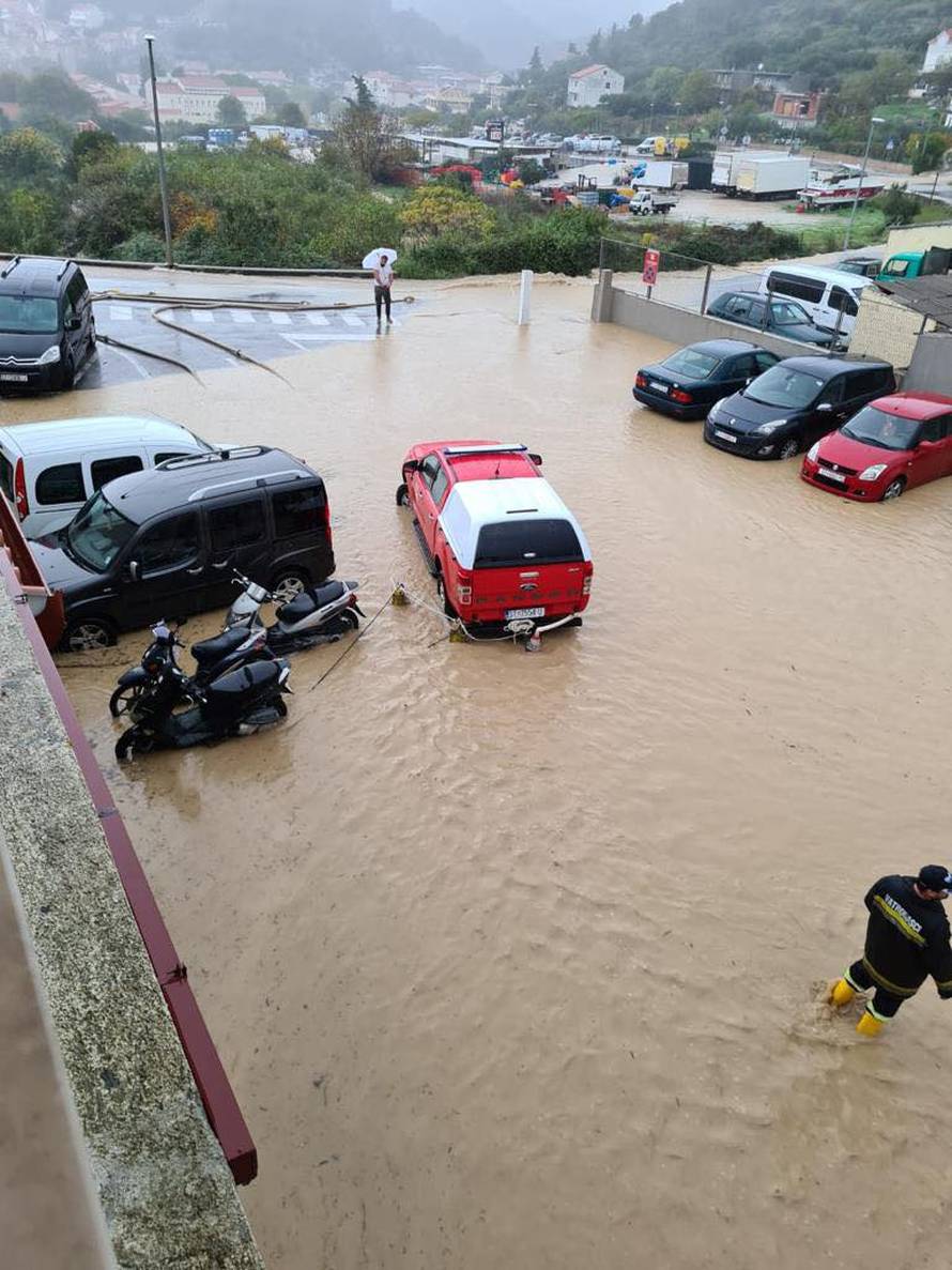 VIDEO Biblijski potop na Hvaru: 'Bujica se odjednom počela slijevati niz ulice i preko pjace'