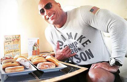 On nije čovjek, on je The Rock: Dok 'vara' pojede 7700 kalorija