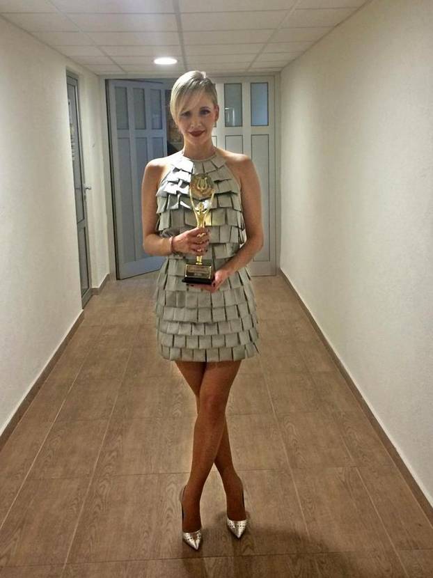 FOTO Rozga na koncertu uskom haljinom oduševila publiku. Evo još njenih modnih hitova...