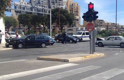 Sudarila se dva automobila u Splitu, ozlijeđen jedan vozač