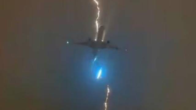 Munja pogodila avion tijekom leta: Sve su zabilježile kamere