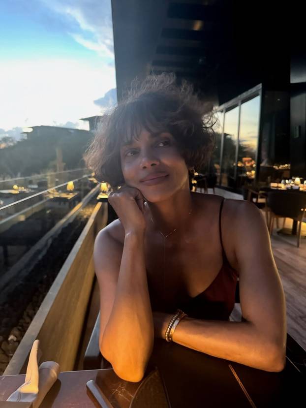 FOTO Ma tko bi joj dao 60? Halle Berry u prozirnoj čipki pokazala svoju vitku figuru