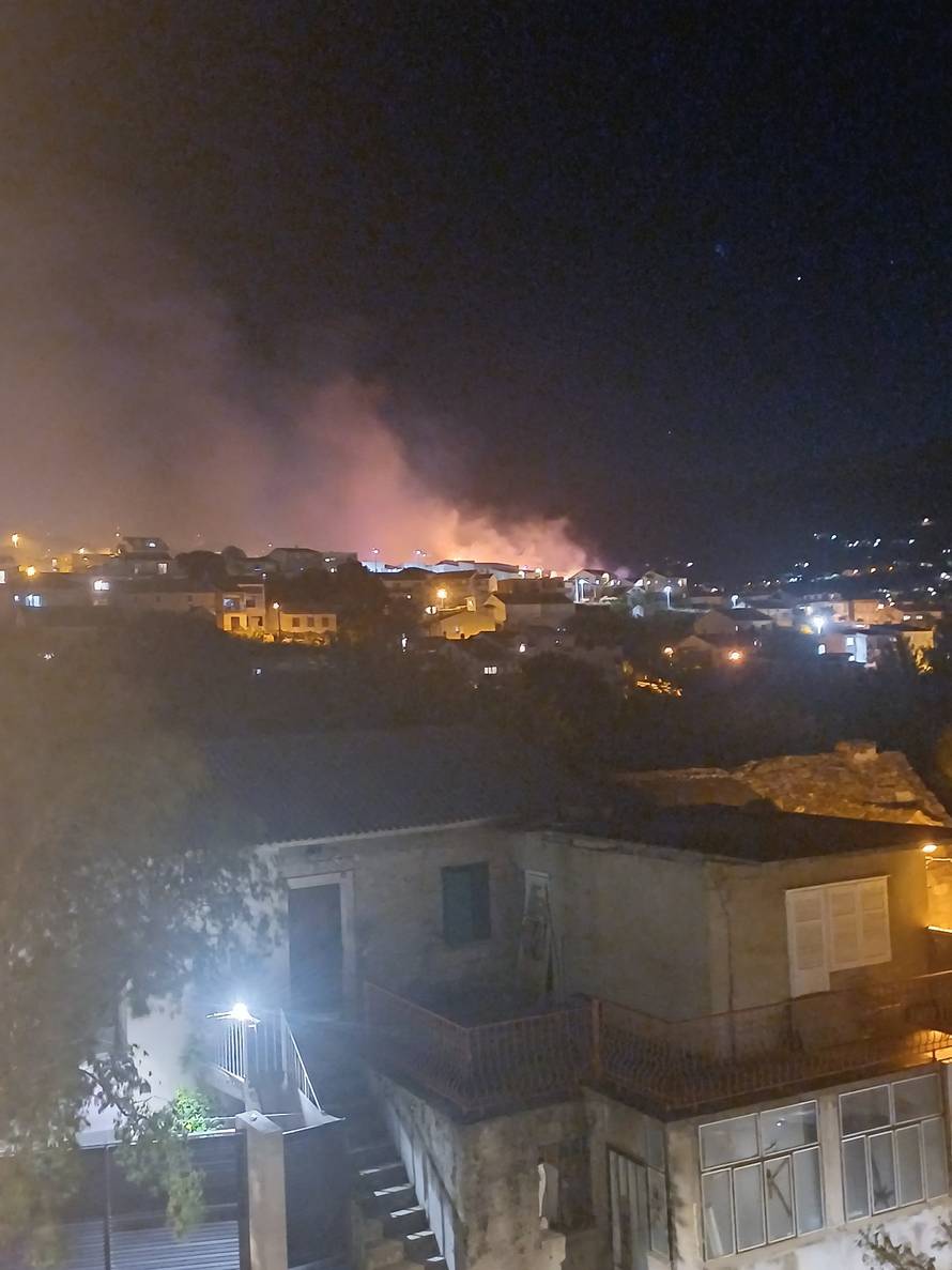 FOTO Izbio požar u Solinu: Vatra zahvatila raslinje između kuća
